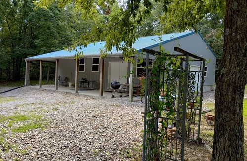 Santa Fe Cabin | Rustic 2-bedroom cabin next to 1000+ acre Conservation area near Mark Twain Lake
