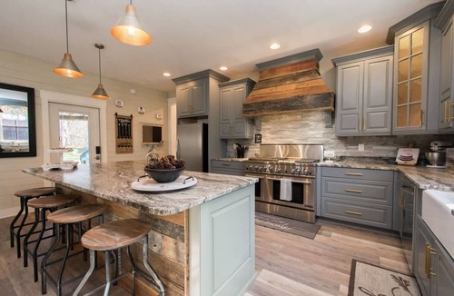 Hendersonville House | Rustic-chic 2BR Cabin w Clawfoot Tub Near Trails