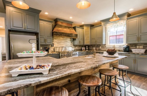 Hendersonville House | Rustic-chic 2BR Cabin w Clawfoot Tub Near Trails