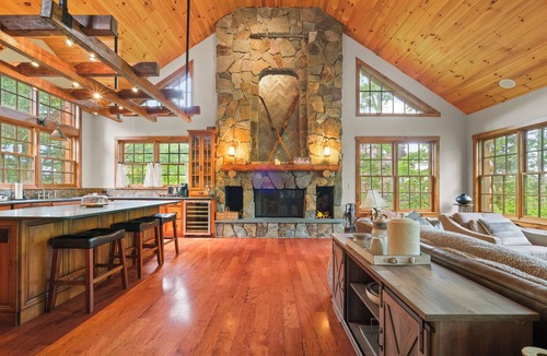 Lincoln House | 🌲 Rustic & Comfy 5BR Retreat | 🛗 Elevator | 🎱 Game Room | ♨️ Hot Tub | 🐾 Pets OK