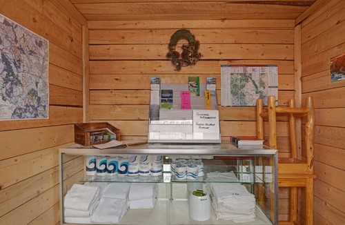 South Fork Apartment | Rustic dog-friendly cabin with kitchen, WiFi, private hot tub & easy ski access