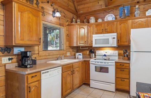 Branson Cedars Cabin | Rustic Log Cabin Near Thunder Ridge w Private Hot Tub & Free Attraction Tickets Community Amenities!