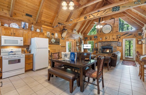 Branson Cedars Cabin | Rustic Log Cabin Near Thunder Ridge w Private Hot Tub & Free Attraction Tickets Community Amenities!