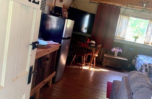 Davisville Cabin | Rustic River Front cabin 5 minutes away from I77 & 10 minutes from town.