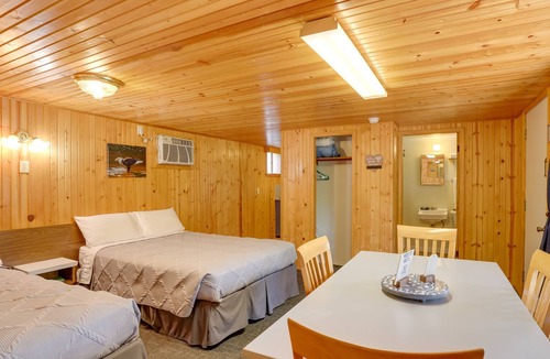 Eagle Rock Apartment | Rustic Studio w/ Patio on Table Rock Lake!