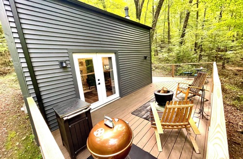 Cross Lanes Cabin | Secluded Cabin with Hot Tub, Private Dock, Kayaks in Charleston WV Area