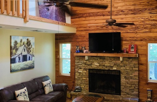 Wiley Cabin | Secluded Mountain Cabin- 10 minutes from great shopping and dining!