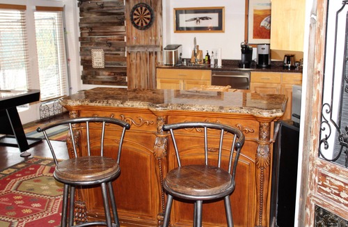 Sandy House | Secluded Mountain Escape ★ XL Hot Tub ★ Close to Ski Fields ★ 1G Fiber