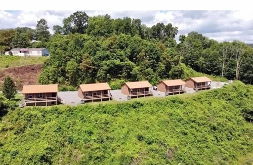 Bluewell Cabin | Serene 1-bedroom cabin located at Gold & Blue Cabins in Bluefield