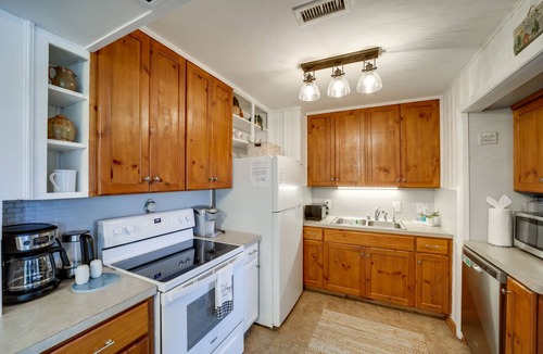 Lake Junaluska Apartment | Serene Lake Junaluska Gem: Deck & Mountain Views
