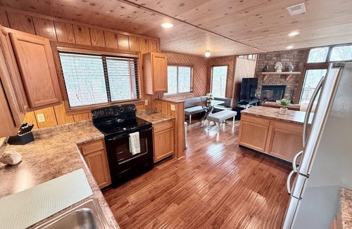 Innsbrook Ski Chalet | Serenity Now – Pristine Lake Chalet with Hot Tub, Kayaks & Peaceful Nature Views