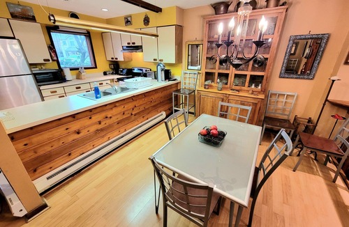 East Stroudsburg House | Shawnee Ski Mountain View Jacuzzi Townhouse