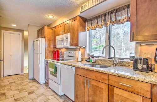 Bartlett Apartment | Ski Condo w/Pool, Close to Story Land & Attitash!