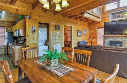 Sevierville Cabin | Sky High Mountain Views w/HotTub Resort Pool &Gym