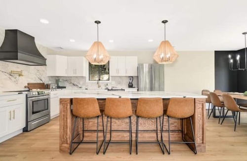 Brookfield House | Sleeps 18!Bring or rent a boat, pool table, 2 kitchens, large area to entertain.