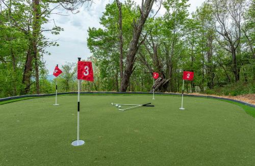 Fairview House | Sleeps 20 Hot Tub Outdoor Theater Putt Putt Games