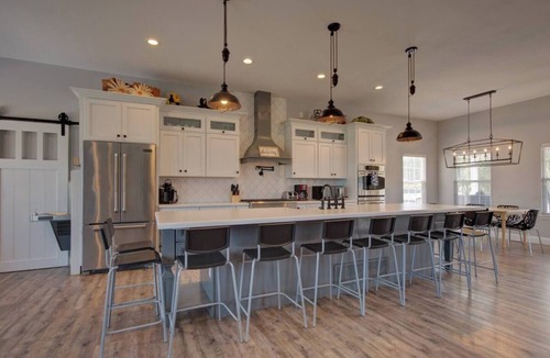 Monument House | Sleeps 25 Raspberry Mountain Farmhouse