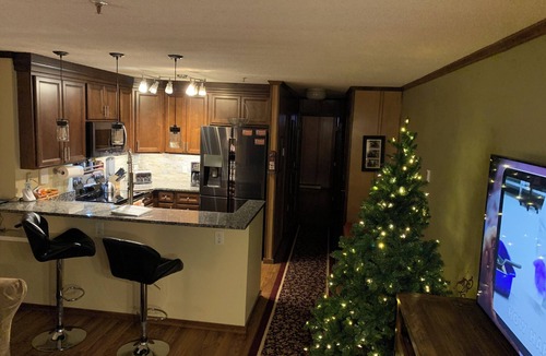 Edray Condo | Snowcrest 1 Bedroom Condo . game room, hot tubs, & laundry in building
