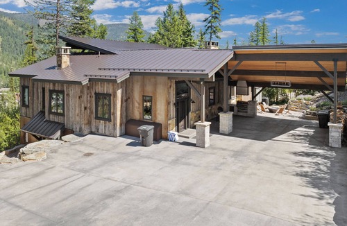 Whitefish House | Snowghost Estate – Luxury Ski-In/Ski-Out Lodge -9BR -3 Hot Tubs - Steam Room