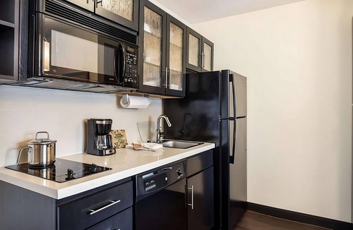 Morris Plains Hotel | Spacious 1BR Suite w/Kitchenette Near Morristown Green with Easy NYC Access