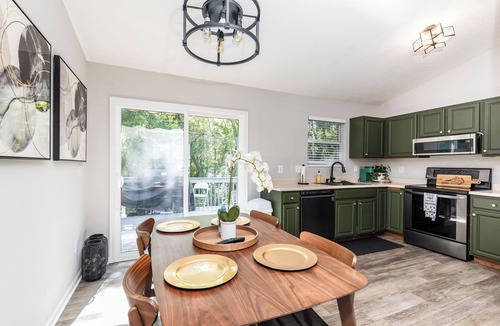 Elsmere House | Spacious 3BR Stay, Work-Ready, Family & Crew Friendly, min. 3 Months Preferred