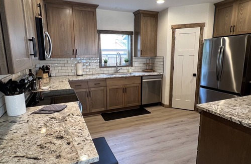 McMinnville House | Spacious 5 Bedroom Wine Country Retreat & Hot tub