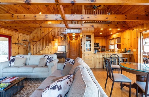 Buck Mountain Cabin | Spacious 6-bedroom cabin in West Jefferson, perfect for family getaways!