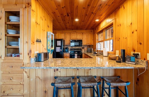 Buck Mountain Cabin | Spacious 6-bedroom cabin in West Jefferson, perfect for family getaways!