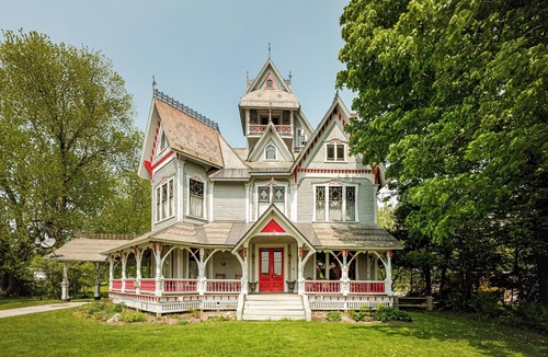 Richford House | Spacious 7 bedroom.Jay peak has a waterpark. Canoe and kayaking across the road.