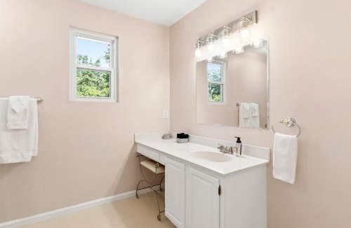 Parole House | Spacious Edgewater Home Deck & Sleeps 10