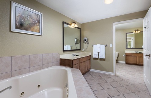 Sevierville Resort | Spacious Family Resort close to Titanic Museum and Dollywood with 4 Saltwater pools