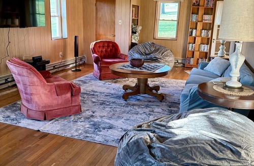 Dornsife House | Spacious farmhouse on working PA family farm. Close to AOAA park and Knoebels!