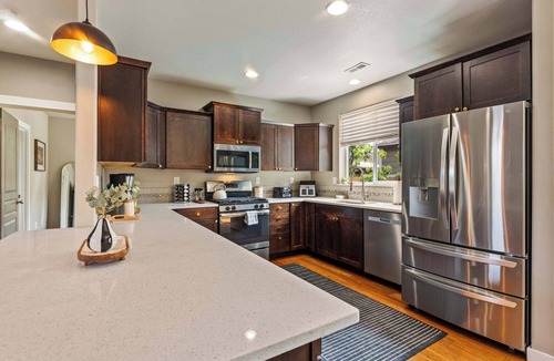 Harlow House | Spacious home centrally located by Autzen Stadium