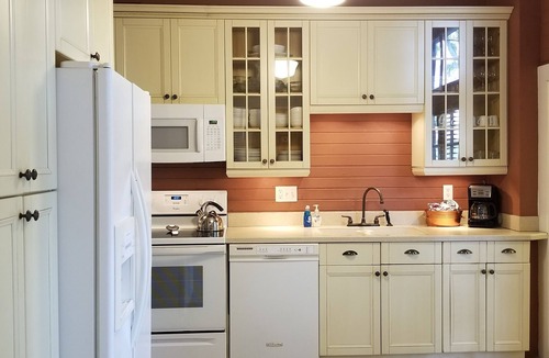 Historic Downtown Savannah House | Stay Downtown at "The Clara" : Antiques, Charm & Room for Everyone with Parking!