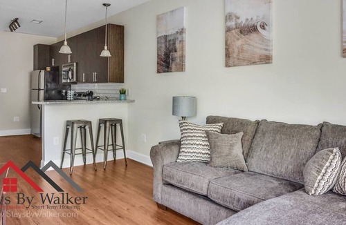Commonwealth Condo | StaysByWalker Studio in PlazaMidwood | Parking/Gym