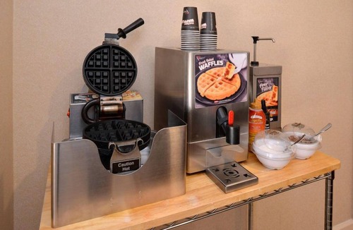 Plainfield Apartment | Studio | Free Breakfast + Outdoor Pool