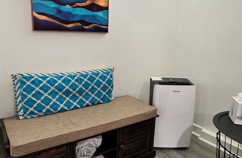 Downtown Baltimore Apartment | Studio w/Kitchen & Hi-Speed WiFi in Beverly Hills Close to Hospitals for work!