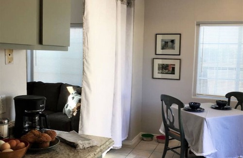 Las Cruces House | Studio w/queen bed, pets ok, 3 min to Farmer's mkt