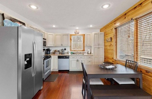 Fancy Gap House | Stunning Mountain Retreat! Packed with Fun! Air Hockey Table! - Two Sisters Chalet