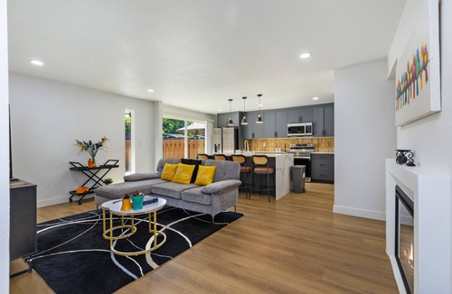 Somerset House | Stylish Eastside 3BR Family Home Prime Location
