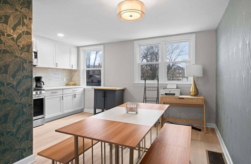 Primos Secane House | Stylish Modern Getaway Near Downtown City Center!