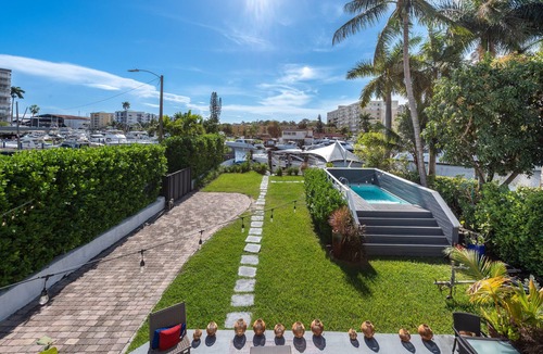 West Little Havana Villa | Stylish riverfront villa in central location