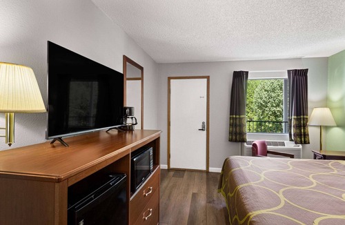 Branson Theater District Hotel | Super 8 by Wyndham Branson/Shepherd of the Hills Exwy