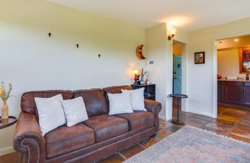 Canoncito Apartment | Surrounding Mtn Views! Quaint Santa Fe Retreat