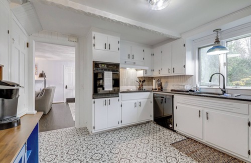 Gilman House | Thames River Fun! Sunny Retreat in Quaker Hill