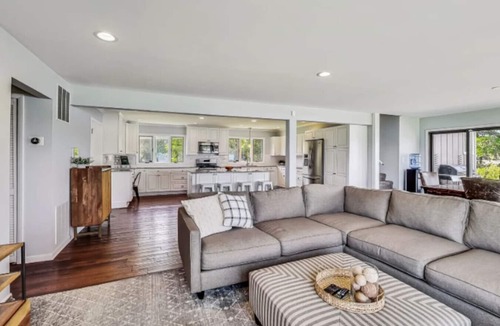 Ingleside House | The Executive Bay Estate 30+ Day Lakefront Rental