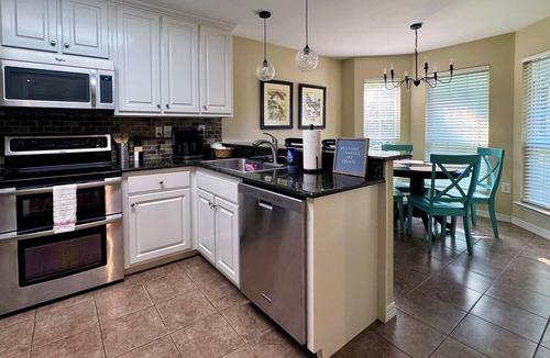 Fairhope House | The perfect retreat! Tucked away on a private lane, 15min to downtown Fairhope.