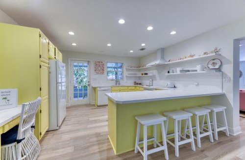 Southside House | The Pink Cabana A Vibrant Escape Great Location!