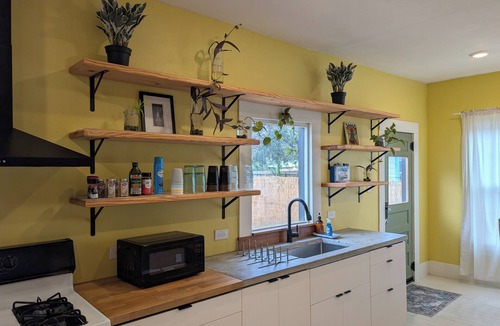 Near East Side House | The Shady Pecan - Walk to Alamodome - 3 King Beds - Sleeps 8