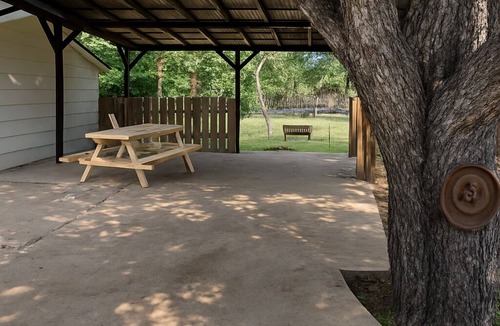 Near East Side House | The Shady Pecan - Walk to Alamodome - 3 King Beds - Sleeps 8